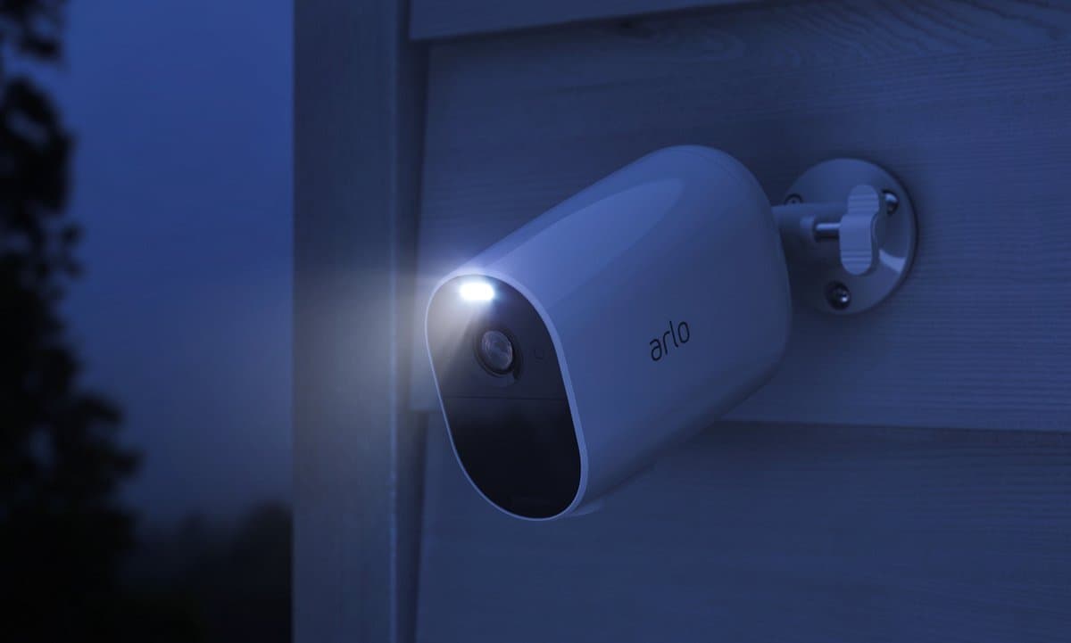 Arlo Essential XL draadloze WiFi-beveiligingscamera voor buiten, 1080p HD, 130˚ kleurennachtzicht, sirene & spotlight, bewegingsdetectie, 2-weg-audio, 12 mnd batterij, incl. proefp. Arlo Secure, 1 IP-Camera, wit