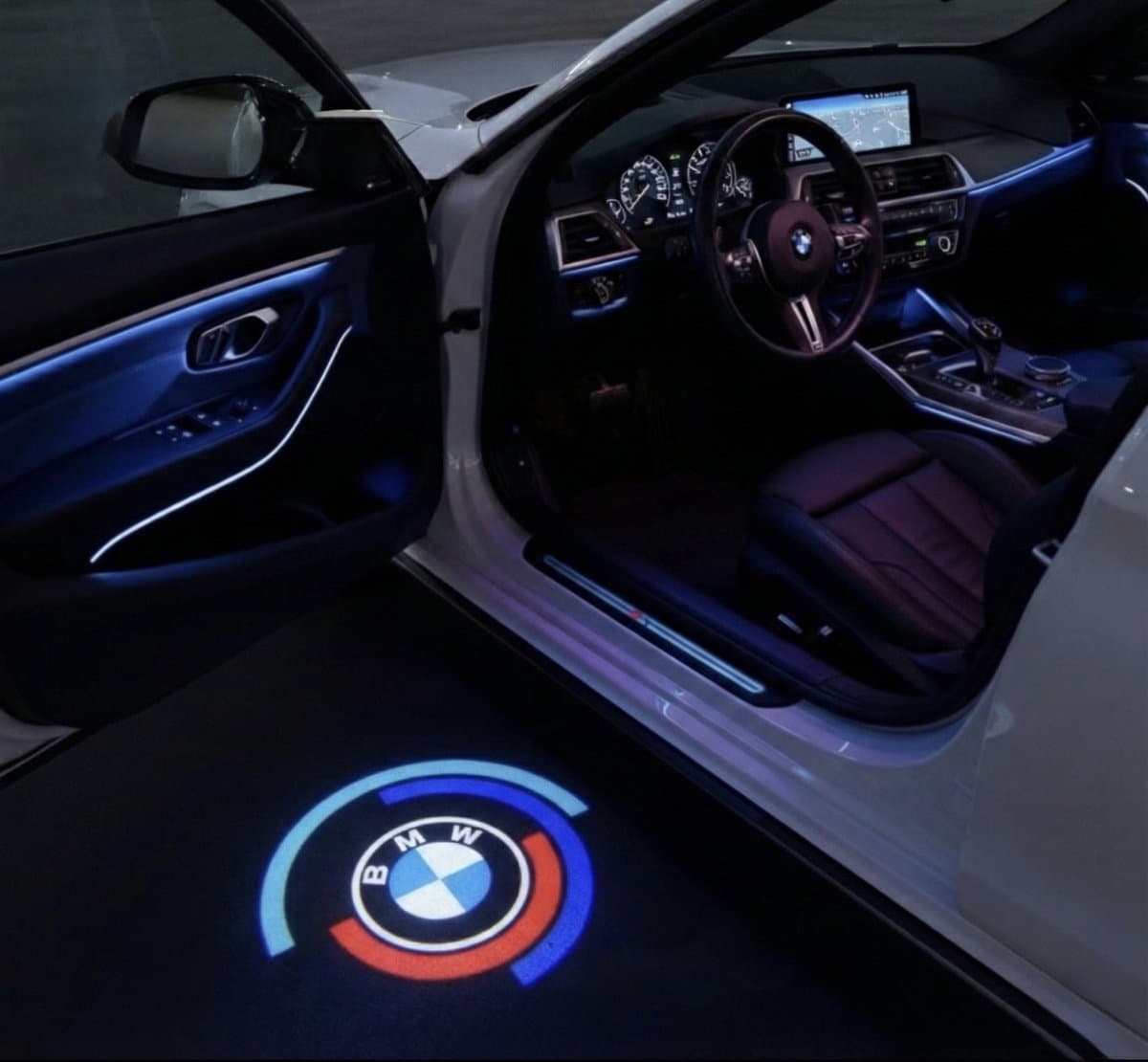 RD Customz® BMW Deur Logo Projector - Instapverlichting - 50 Jaar Jubileum - Autodeurverlichting - Auto interieur - BMW accessoires - Set van 2 - Portierverlichting - Laser Projector - 3/4/5/6/7 serie - M3/M5 - X1/X3/X4/X5/X6 - GT
