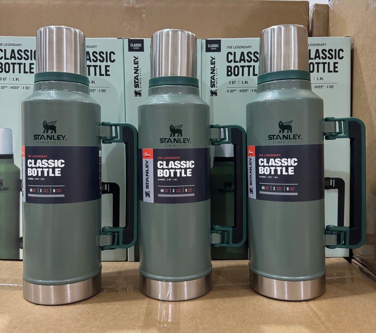 Stanley Classic Legendary Thermosfles 1.9 L - Houdt 45 Uur Warm, 2 Dagen Koud - Lekvrij - Vaatwasserbestendig - BPA-Vrij - Voor Koffie, Thee en Meer - Roestvrijstalen Thermoskan - Hammertone Green
