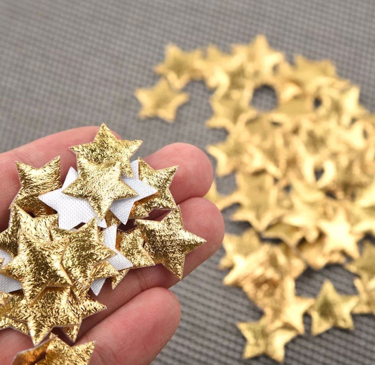 Akyol - kerstversiering - kerstster - goudkleurig sterren - versiering - sterren - 50 stuks - feestdagen - decoratie - kerstversiering - kerst decoratie - tafel decoratie kerst - kerst