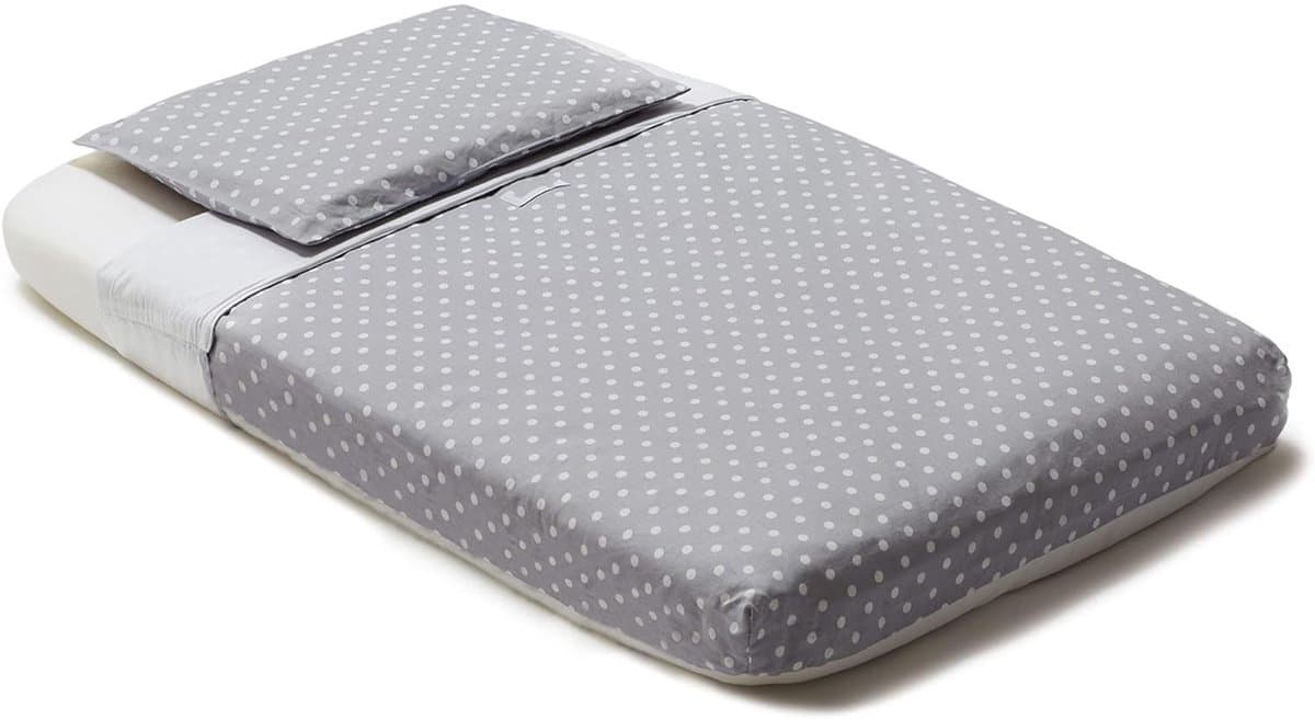 4-delige Wieg Beddengoedset – 100% Katoen – Hoeslaken 83x50 + Dekbedovertrek + Kussensloop + Dekbed – Grijs met witte Stippen motief | Perfect Kado