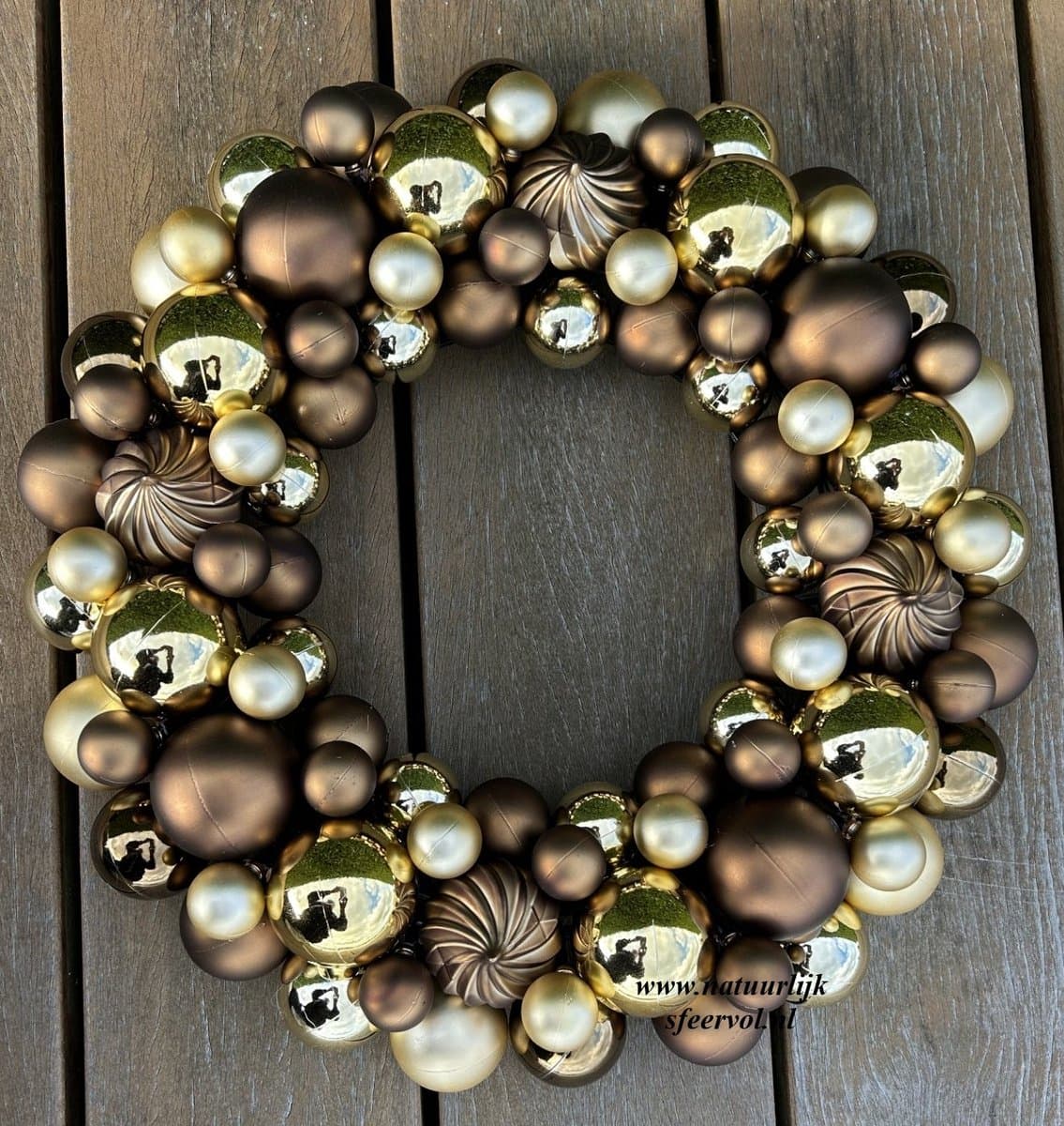 Kunst kerstballenkrans 45 cm goud/bruin - deurkrans - kerstkrans met kerstballen