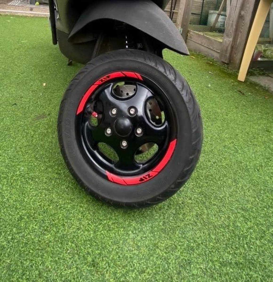 Wielstickers - Piaggio Zip Accessoire - Scooter Accessoire - Scooter Sticker - Wiel - Mat Rood