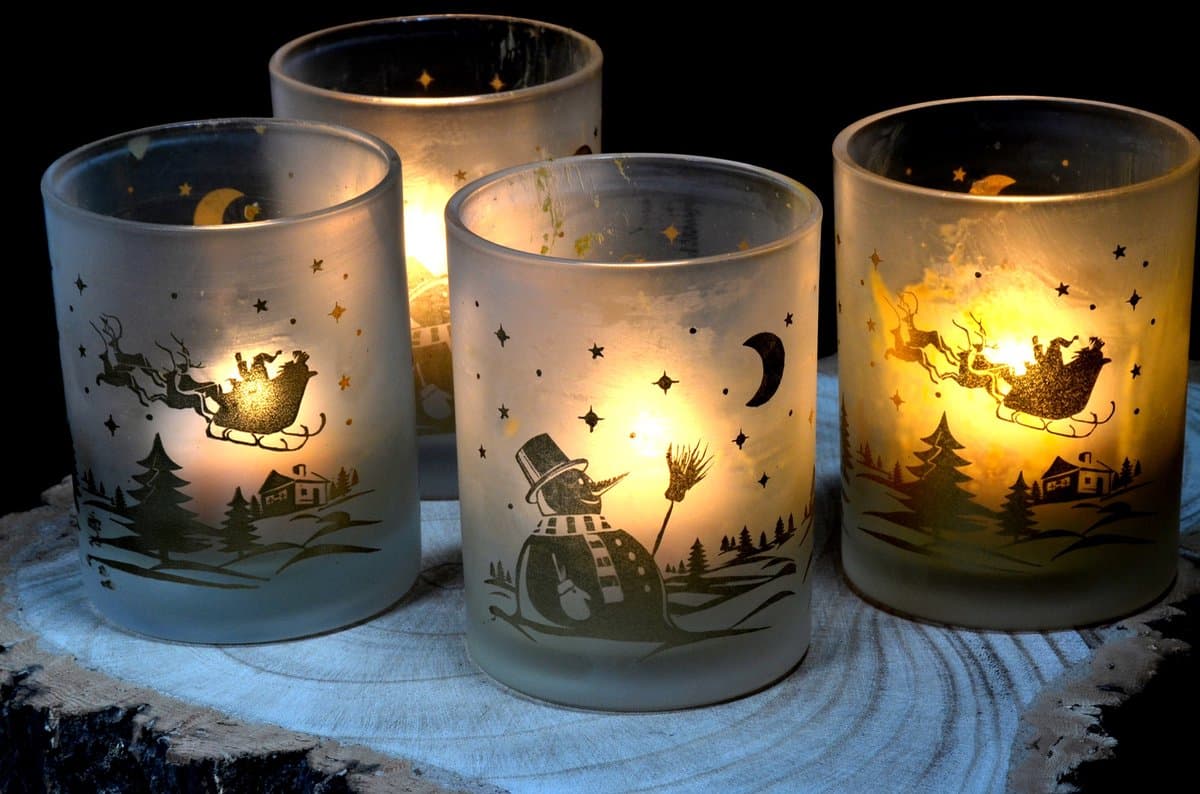 Candles by Milanne, Kerst-Sneeuwpop Kaarsen set in glas - Set van 4 stuks =BEKIJK VIDEO
