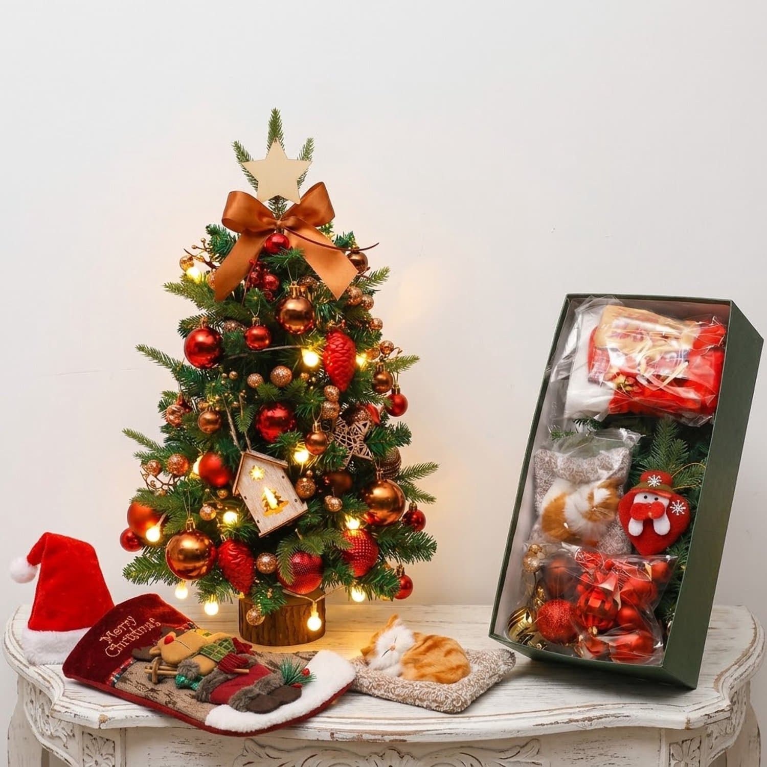 Mini Kunstkerstboom 60 cm Voor Cadeauset- Tafelkerstboom 60 cm met Kerstmuts ,Kerstsok , Pluche katje, LED, Kerstdecoratie, PVC+PE & Houten Voet – Sfeervolle Tafelkerstboom – Tafel Decoratie – Kerst Versiering voor Thuis & Kantoor