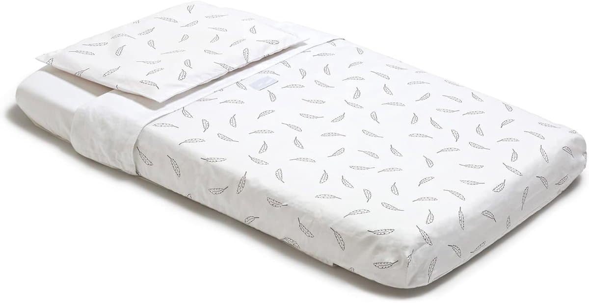 4-delige Wieg Beddengoedset – 100% Katoen – Hoeslaken 83x50 + Dekbedovertrek + Kussensloop + Dekbed – Wit met zwarte Veren motief | Perfect Kado